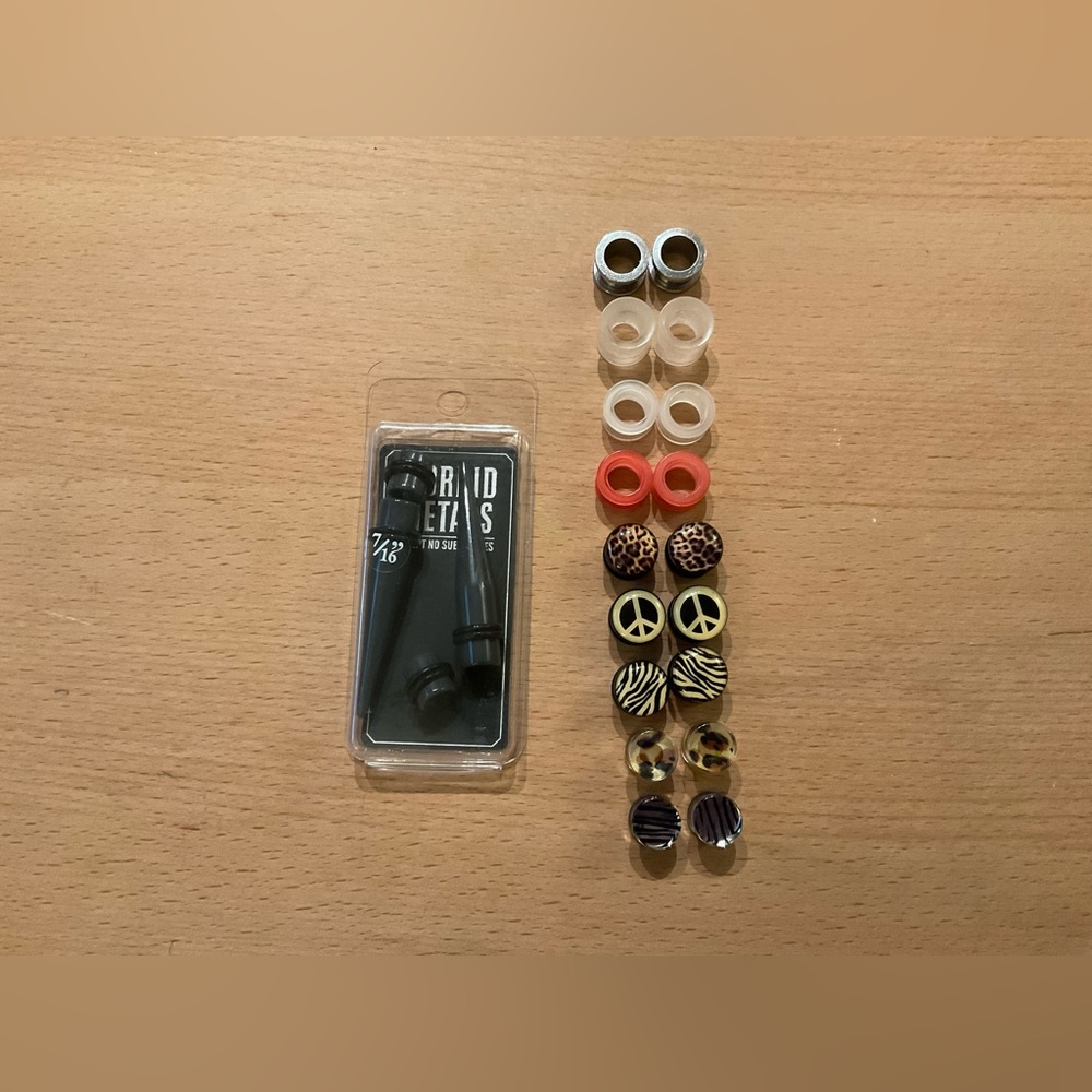7/16” ear plugs and tunnels, gender neutral